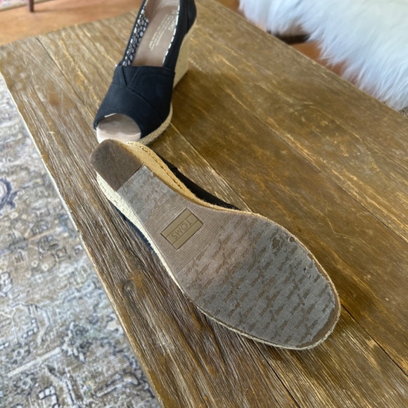 Tom’s black wedge shoes - Picture 4 of 4